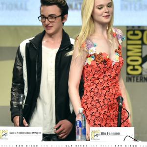 Elle Fanning and Isaac Hempstead Wright at event of Dezinukai 2014