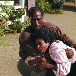 Still of John Amos and Madge Sinclair in Roots 1977