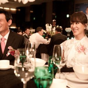 Still of Jeong-min Hwang and Jeong-hwa Eom in Dancing Queen (2012)