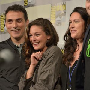Rufus Sewell, Alexa Davalos, Isa Dick Hackett and Dick Hackett at event of The Man in the High Castle (2015)