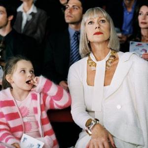Still of Helen Mirren and Abigail Breslin in Raising Helen (2004)