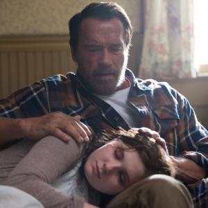Still of Arnold Schwarzenegger and Abigail Breslin in Maggie (2015)