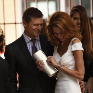 Still of Bailey Chase and Hilarie Burton in Aferistas 2009