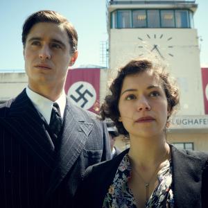 Still of Tatiana Maslany and Max Irons in Woman in Gold 2015