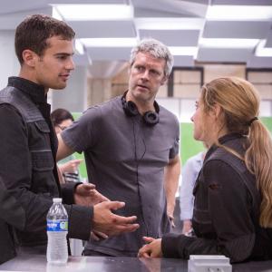 Shailene Woodley Neil Burger and Theo James in Divergente 2014