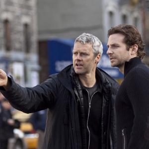 Still of Bradley Cooper and Neil Burger in Salutinis efektas 2011