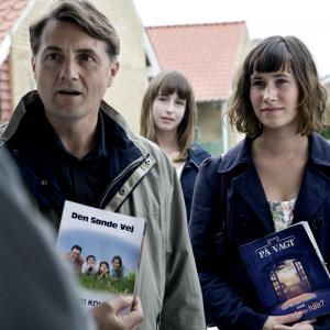Jens Jørn Spottag, Sarah Juel Werner and Rosalinde Mynster in To verdener (2008)