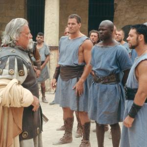 Still of Russell Crowe, Oliver Reed, Djimon Hounsou and Ralf Moeller in Gladiatorius (2000)