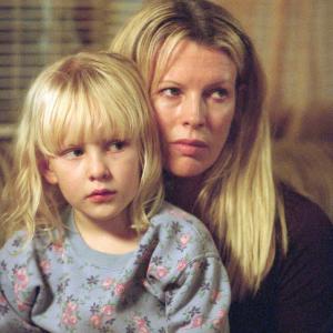 Still of Kim Basinger and Chloe Greenfield in 8 mylia (2002)