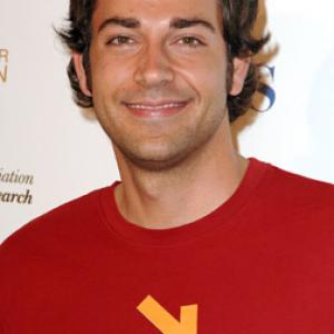 Zachary Levi at event of Stand Up to Cancer 2008
