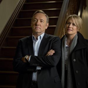 Still of Kevin Spacey and Robin Wright in Kortu Namelis (2013)