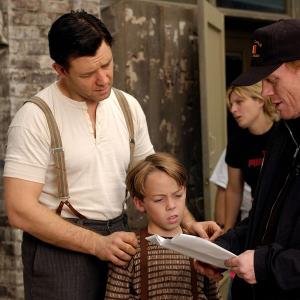 Connor Price, Russell Crowe, Ron Howard on set of Cinderella Man