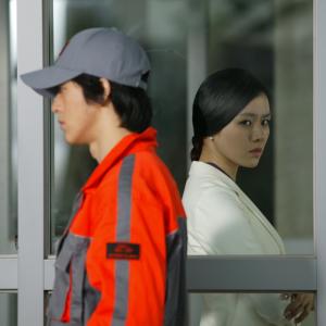 Still of Ye-jin Son and Soo Go in Baekyahaeng: Hayan eodoom sokeul geolda (2009)