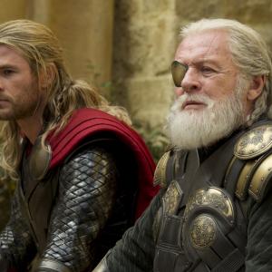 Still of Anthony Hopkins and Chris Hemsworth in Toras Tamsos pasaulis 2013