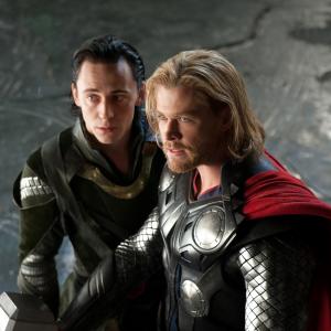 Still of Tom Hiddleston and Chris Hemsworth in Toras 2011
