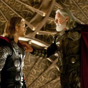 Still of Anthony Hopkins and Chris Hemsworth in Toras 2011