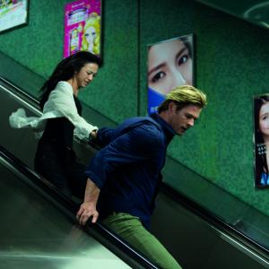 Still of Chris Hemsworth and Wei Tang in Programisiai (2015)