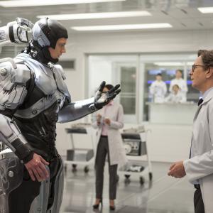Still of Gary Oldman and Joel Kinnaman in Robotas policininkas (2014)