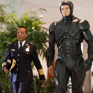 Still of Marianne Jean-Baptiste and Joel Kinnaman in Robotas policininkas (2014)