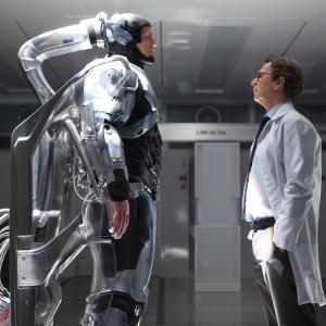 Still of Gary Oldman and Joel Kinnaman in Robotas policininkas 2014