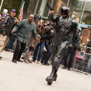 Still of Joel Kinnaman in Robotas policininkas (2014)