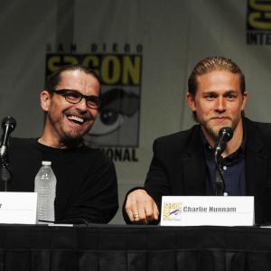 Charlie Hunnam and Kurt Sutter at event of Sons of Anarchy (2008)
