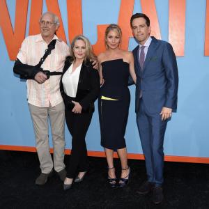 Chevy Chase Beverly DAngelo Christina Applegate and Ed Helms at event of Kvaisu atostogos 2015