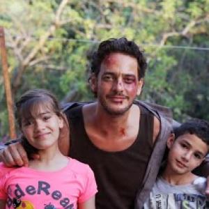 Khaled Abol Naga with kids of the film Malak and Amir EYES OF A THIEF 2015