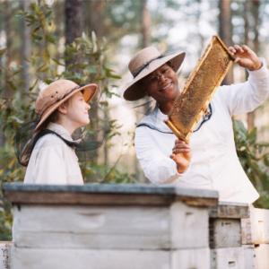 Still of Queen Latifah and Dakota Fanning in The Secret Life of Bees (2008)