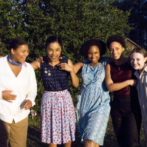 Still of Queen Latifah, Dakota Fanning, Sophie Okonedo, Alicia Keys and Jennifer Hudson in The Secret Life of Bees (2008)