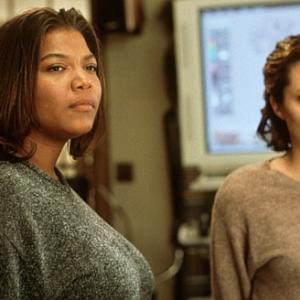 Still of Angelina Jolie and Queen Latifah in The Bone Collector 1999