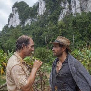 Still of Matthew McConaughey and Édgar Ramírez in Gold (2016)