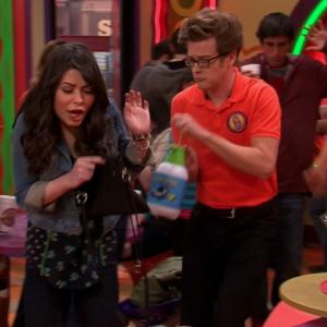Still of Chris Dotson and Miranda Cosgrove in iCarly