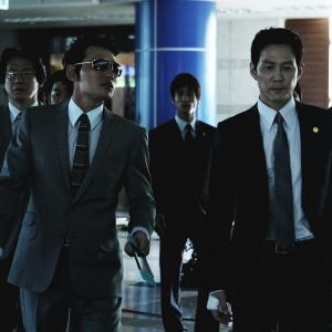 Still of Jung-jae Lee and Jeong-min Hwang in Sin-se-gae (2013)
