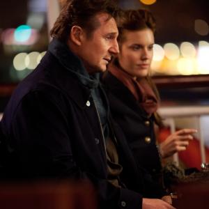 Still of Liam Neeson and Maggie Grace in Pagrobimas 2: Neisvengiamas kerstas (2012)