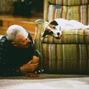Still of John Mahoney and Moose in Frasier 1993