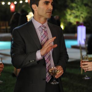 Still of Nestor Carbonell and Ray Mickshaw in Wilfred (2011)