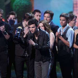 Peter Facinelli, Kristen Stewart, Taylor Lautner, Robert Pattinson and Kellan Lutz at event of 2011 MTV Movie Awards (2011)
