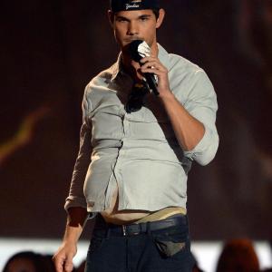Taylor Lautner at event of 2013 MTV Movie Awards (2013)