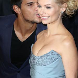 Taylor Lautner and MyAnna Buring at event of Brekstanti ausra. 2 dalis (2012)