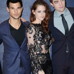 Kristen Stewart, Taylor Lautner and Robert Pattinson at event of Brekstanti ausra. 2 dalis (2012)