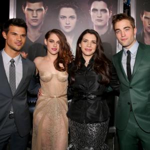 Kristen Stewart, Taylor Lautner, Robert Pattinson and Stephenie Meyer at event of Brekstanti ausra. 2 dalis (2012)
