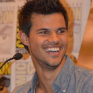 Taylor Lautner at event of Brekstanti ausra. 2 dalis (2012)