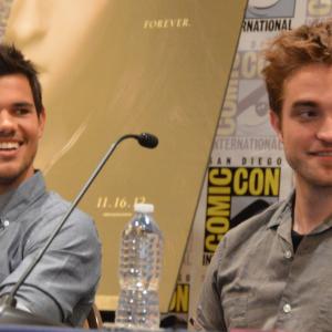 Taylor Lautner and Robert Pattinson at event of Brekstanti ausra. 2 dalis (2012)