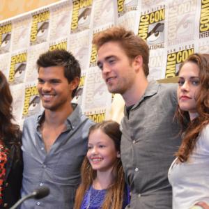 Taylor Lautner, Robert Pattinson, Stephenie Meyer and Mackenzie Foy at event of Brekstanti ausra. 2 dalis (2012)