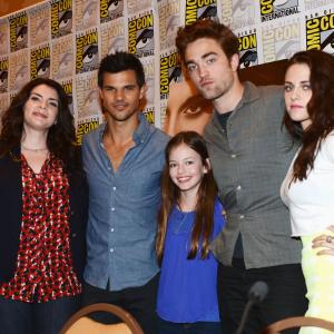 Kristen Stewart, Taylor Lautner, Robert Pattinson, Stephenie Meyer and Mackenzie Foy at event of Brekstanti ausra. 2 dalis (2012)