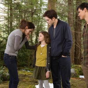 Still of Kristen Stewart, Taylor Lautner, Robert Pattinson and Mackenzie Foy in Brekstanti ausra. 2 dalis (2012)