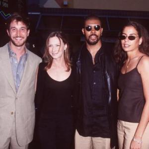 Noah Wyle and Eriq La Salle at event of Out of Sight 1998