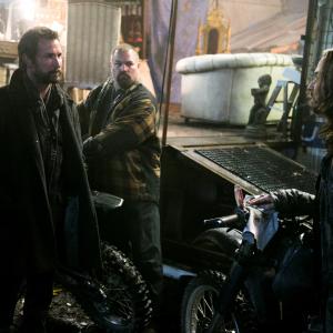 Still of Noah Wyle and Colin Cunningham in Krentantis dangus 2011