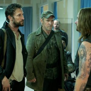 Still of Will Patton, Noah Wyle and Colin Cunningham in Krentantis dangus (2011)